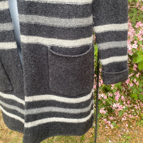 XS TAHARI wool blend hooded sweater - Picture 3 of 8